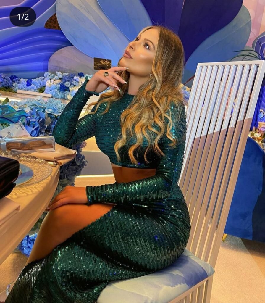 باميلا الكيك بفستان أخضر لامع بقصّة مميزة عند الخصر