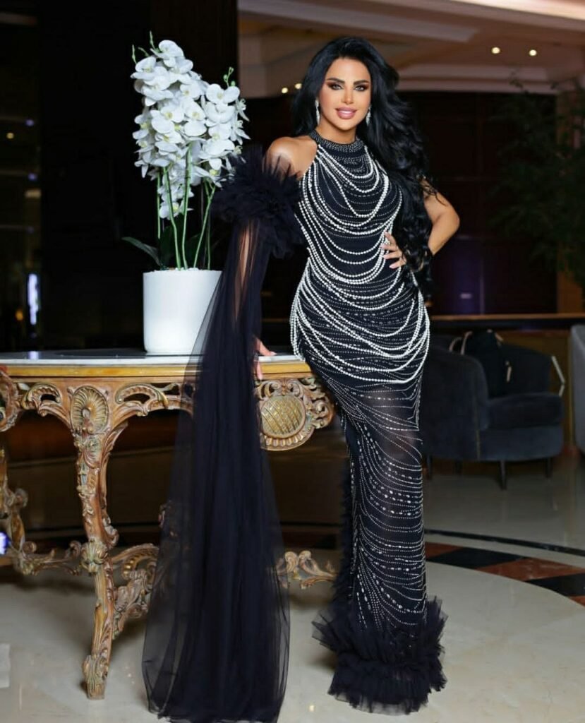 ليال عبود بفستان أسود طويل