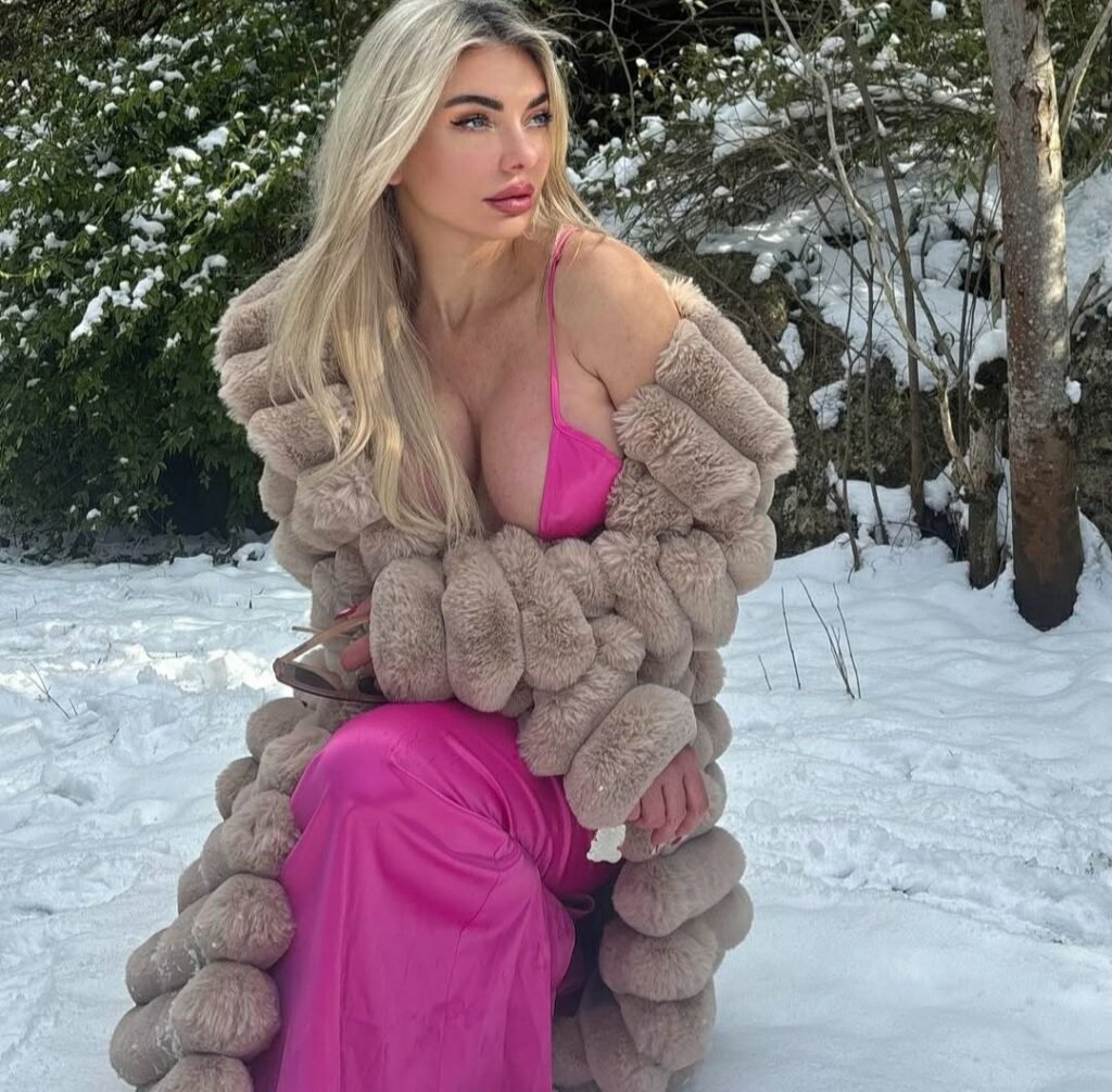 ميريام كلينك بإطلالة ثلجية