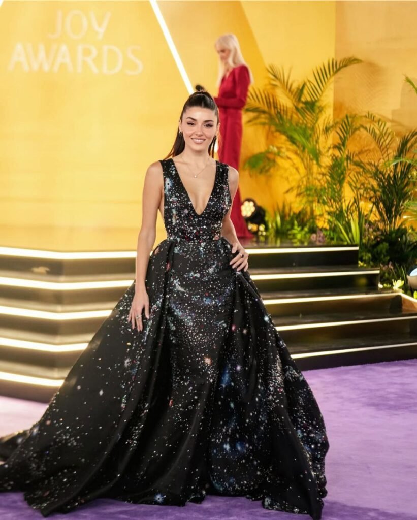 إطلالة هاندا ارتشل Hande Erçel من حفل joy awards