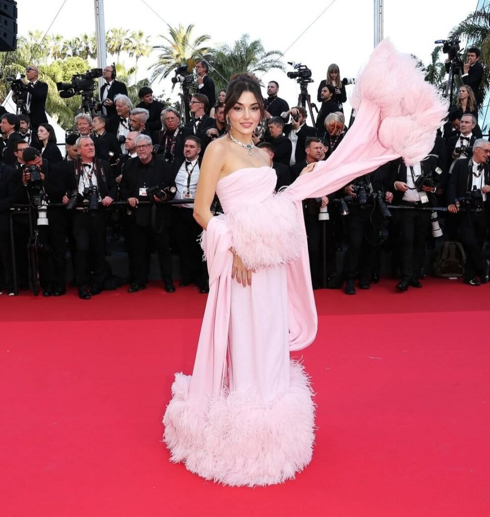 إطلالة هاندا ارتشل Hande Erçel من مهرجان كان السينمائي