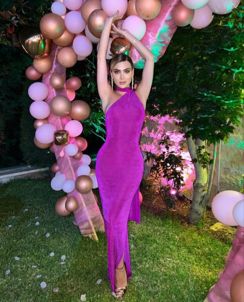 ستيفاني صليبا بإطلالة جذابة