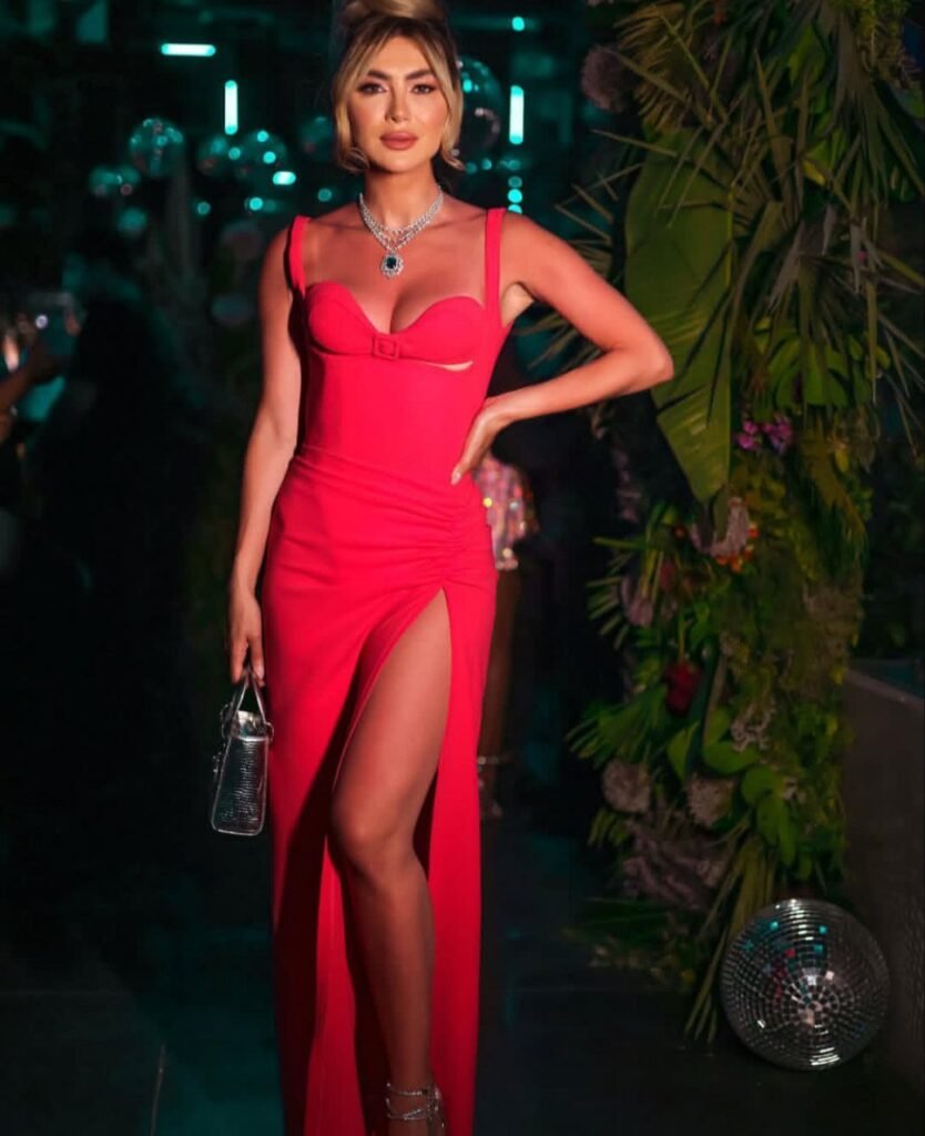 إطلالة ستيفاني صليبا بفستان أجمر جذاب