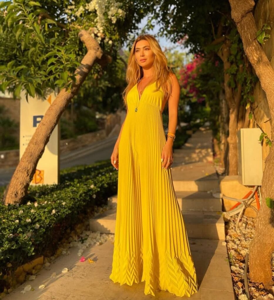 ستيفاني صليبا بإطلالة صيفية مشرقة