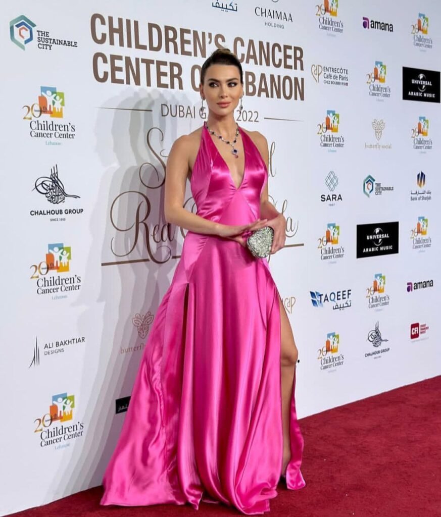 ستيفاني صليبا على السجادة الحمراء